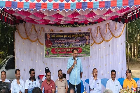 ಶಿವಮೊಗ್ಗದಲ್ಲಿ ಸ್ವಾಮಿ ವಿವೇಕಾನಂದ ಕ್ರೀಡಾ ಮತ್ತು ಸಾಂಸ್ಕೃತಿಕ ಸಂಘ ಆಯೋಜಿಸಿದ್ದ ಟೆನ್ನಿಸ್ ಬಾಲ್ ಕ್ರಿಕೆಟ್ ಪಂದ್ಯಾವಳಿಯ ಉದ್ಘಾಟನಾ ಸಮಾರಂಭದಲ್ಲಿ ಎಂಎಲ್‌ಸಿ ಡಾ. ಧನಂಜಯ ಸರ್ಜಿ ಮಾತನಾಡಿದರು. ಎಂ.ಡಿ.ಶ್ರೀನಿವಾಸ್, ಟಿ.ಎಸ್.ಸಿದ್ದೇಶ್, ಜಿ.ಡಿ.ಮಂಜುನಾಥ, ಎಸ್.ಕುಮಾರ್ ಇತರರಿದ್ದರು.