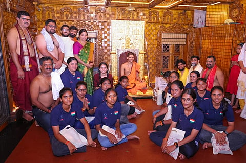 ಉಡುಪಿ ಶ್ರೀಕೃಷ್ಣ ಮಠಕ್ಕೆ ಭೇಟಿ ನೀಡಿದ್ದ ಟಿ-20 ವಿಶ್ವಕಪ್​ ಗೆದ್ದ ಅಂಧರ ಮಹಿಳಾ ಕ್ರಿಕೆಟ್​ ತಂಡದ ಸದಸ್ಯೆಯರಿಗೆ ಪರ್ಯಾಯ ಶೀರೂರು ಮಠದ ವೇದವರ್ಧನ ತೀರ್ಥ ಶ್ರೀಪಾದರು ಅನುಗ್ರಹ ಮಂತ್ರಾಕ್ಷತೆ ನೀಡಿ, ಶುಭಹಾರೈಸಿದರು.