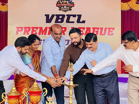 ಉಡುಪಿಯ ವೈಕುಂಠ ಬಾಳಿಗಾ ಲಾ ಕಾಲೇಜಿನಲ್ಲಿ ಆಯೋಜಿಸಿದ್ದ ಕ್ರಿಕೆಟ್​ ಪಂದ್ಯಾಟವನ್ನು ಯಶ್​ಪಾಲ್​ ಸುವರ್ಣ ಉದ್ಘಾಟಿಸಿದರು. ಡಾ.ಕೃಷ್ಣ ಪ್ರಸಾದ ಕೂಡ್ಲು, ಶ್ರೀನಿಧಿ ಹೆಗ್ಡೆ, ಅಜಯ್​ ಪಿ. ಶೆಟ್ಟಿ, ಸುರೇಖಾ, ಶ್ರೀವತ್ಸ ಗಾವಸ್ಕರ್​ ಇದ್ದರು.