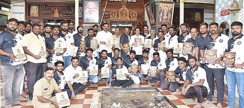 ತುಮಕೂರಿನ ಡಾ. ರಾಜ್​ ಸಾಂಸ್ಕತಿಕ ಹಾಗೂ ಕ್ರೀಡಾ ಸಂಘ ಹಾಗೂ ಚಕ್ರವರ್ತಿ ಸ್ಪೋರ್ಟ್ಸ್​ ಕ್ಲಬ್​ ವತಿಯಿಂದ ಆಯೋಜಿಸಿರುವ ರಾಜ್ಯ ಮಟ್ಟದ ಹೊನಲು ಬೆಳಕಿನ ಡಾ. ಪುನೀತ್​ ರಾಜ್​ ಕಪ್​ ಕ್ರಿಕೆಟ್​ ಪೋಸ್ಟರ್​ ಅನ್ನು ಜಿ.ಬಿ.ಜ್ಯೋತಿಗಣೇಶ್​ ಬಿಡುಗಡೆಗೊಳಿಸಿದರು. ಎಚ್​.ಎನ್​.ದೀಪಕ್​, ಪಿ.ಎನ್​.ಕೃಷ್ಣಮೂರ್ತಿ, ಪ್ರಕಾಶ್​ ಚಕ್ರವರ್ತಿ, ಶಂಕರ್​, ಅರವಿಂದ್​ ಮತ್ತಿತರರು ಇದ್ದರು. 