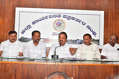 ಮಂಡ್ಯದಲ್ಲಿ ಆಯೋಜಿಸಿದ್ದ ಸುದ್ದಿಗೋಷ್ಠಿಯಲ್ಲಿ ಜಿಲ್ಲಾ ಉಸ್ತುವಾರಿ ಮತ್ತು ಕೃಷಿ ಸಚಿವ ಎನ್.ಚಲುವರಾಯಸ್ವಾಮಿ ಮಾತನಾಡಿದರು. 