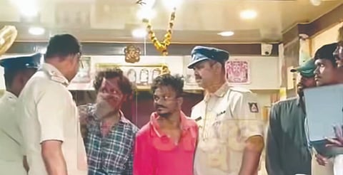 ಹಾನಗಲ್ಲ ತಾಲೂಕಿನ ಚಿಕ್ಕಾಂಶಿಹೊಸೂರಿನ ಚಿನ್ನದ ಅಂಗಡಿಯಲ್ಲಿ ಸ್ಥಳ ಮಹಜರ್​ ವೇಳೆ ಕತ್ತು ಕೊಯ್ದುಕೊಳ್ಳಲು (Cut the throat) ಮುಂದಾದ ಕಳವು ಪ್ರಕರಣದಆರೋಪಿ