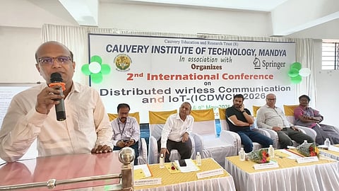 ಮಂಡ್ಯ ತಾಲೂಕು ಸುಂಡಹಳ್ಳಿ ಬಳಿಯ ಕಾವೇರಿ ತಾಂತ್ರಿಕ ಮಹಾವಿದ್ಯಾಲಯದಲ್ಲಿ ಆಯೋಜಿಸಿದ್ದ ಸಮ್ಮೇಳನದಲ್ಲಿ ಬೆಂಗಳೂರಿನ ಅಕ್ರಡೈನ್ ಪ್ರೈ.ಲಿ ಸಂಸ್ಥಾಪಕ ಡಾ.ನೀರಜ್‌ಕುಮಾರ್ ಮಾತನಾಡಿದರು. 