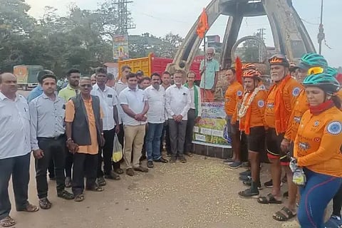 ಭಟ್ಕಳದ ಸಂಶುದ್ದೀನ್ ಸರ್ಕಲ್‌ಗೆ ಆಗಮಿಸಿದ ಸ್ವದೇಶಿ (swadeshi) ಜಾಗರಣ ಸೈಕ್ಲಿಂಗ್ ಅಭಿಯಾನ ತಂಡವನ್ನು ಭಟ್ಕಳ ಭಾರತಿ ಕಿಸಾನ್ ಸಂಘ, ಬಿಜೆಪಿ ಮಂಡಲ, ವಿಶ್ವ ಹಿಂದು ಪರಿಷತ್ ಸೇರಿದಂತೆ ವಿವಿಧ ಸಂಘಟನೆಗಳು ಹಾಗೂ ನಾಗರಿಕರು ಭವ್ಯವಾಗಿ ಸ್ವಾಗತಿಸಿದರು. ಲಕ್ಷ್ಮಿ ನಾರಾಯಣ ನಾಯ್ಕ, ನಾರಾಯಣ ಭಟ್, ಶ್ರೀಕಾಂತ ನಾಯ್ಕ, ರಾಮಕೃಷ್ಣ ನಾಯ್ಕ, ರಾಘು ನಾಯ್ಕ ಇತರರಿದ್ದರು.