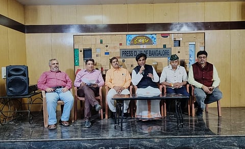 ಸ್ವದೇಶಿ ಜಾಗರಣೆ ಅಭಿಯಾನದ ಕುರಿತು ಸುದ್ದಿಗೋಷ್ಠಿಯಲ್ಲಿ ಡಾ.ಎ.ವಿ.ಶ್ರೀನಿವಾಸ್ ವಿವರ ನೀಡಿದರು. ಭಾಸ್ಕರ್ ರಾವ್, ರವಿ ಮುನಿಸ್ವಾಮಿ ಉಪಸ್ಥಿತರಿದ್ದರು.  