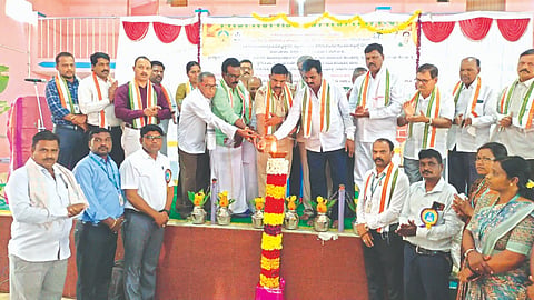 ಕೊಂಡ್ಲಹಳ್ಳಿಯ ಸಾಲೇಶ್ವರ ಸಮುದಾಯಭವನದಲ್ಲಿ ಆಯೋಜಿಸಿರುವ ಮದ್ಯವರ್ಜನ ಶಿಬಿರಕ್ಕೆ ಮೊಳಕಾಲ್ಮೂರು ಸಿಪಿಐ ಆರ್. ನಾಗರಾಜ್ ದೀಪ ಬೆಳೆಗಿಸಿ ಚಾಲನೆ ನೀಡಿದರು. ಪ್ರವೀಣ್‌ಕುಮಾರ್, ನಾಗರಾಜ್ ಕುಲಾಲ್, ಟಿ.ತಿಪ್ಪೇಸ್ವಾಮಿ, ಆರ್. ರಾಮರೆಡ್ಡಿ, ಕೆ.ಟಿ. ಶ್ರೀರಾಮರೆಡ್ಡಿ, ನಾಗಭೂಷಣ್, ಕೆ.ಜೆ. ಜಯಲಕ್ಷ್ಮೀ, ಕೆ.ಎಚ್. ಸುರೇಶ್, ರಾಘವೇಂದ್ರನಾಯ್ಕ ಇದ್ದರು. Camp