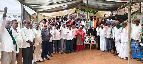 ದೇವನಹಳ್ಳಿ ತಾಲೂಕು ಚನ್ನರಾಯಪಟ್ಟಣ ಭೂ ಸ್ವಾಧಿನ ವಿರೋಧಿ ಹೋರಾಟ ಸಮಿತಿಯಿಂದ ಸಭೆ ನಡೆಸಲಾಯಿತು. ಕಾರಳ್ಳಿ ಶ್ರೀನಿವಾಸ್​, ರೈತ ಹೋರಾಟಗಾರ್ತಿ ಪ್ರಭಾ ಬೆಳವಂಗಲ,ನಲ್ಲಪನಹಳ್ಳಿ ನಂಜಪ್ಪ,  ಮುಖಂಡರಾದ ಅಶ್ಥತ್ಥಪ್ಪ, ತಿಮ್ಮರಾಯಪ್ಪ, ಗೋಪಿನಾಥ್​, ವೆಂಕಟರಮಣಪ್ಪ, ದೇವರಾಜು, ಲೋಕೇಶ್​, ನಂಜೇಗೌಡ, ಮುನಿರಾಜು, ಮುಕುಂದ, ಶ್ರೀನಿವಾಸ್​, ಪ್ರಮೋದ್​, ಗೋಪಾಲಗೌಡ, ಕೃಷ್ಣಪ್ಪ, ನಾರಾಯಣಮ್ಮ, ಲಕ್ಷ್ಮಮ್ಮ, ಮಂಜುನಾಥ್​, ವೆಂಕಟೇಶ್​ ಮುನಿವೆಂಕಟಮ್ಮ, ಪಿಳ್ಳಪ್ಪ ಇದ್ದರು. 