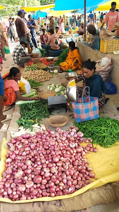 ಕೊಂಡ್ಲಹಳ್ಳಿ ವಾರದ ಸಂತೆಯಲ್ಲಿ ತರಕಾರಿ ವ್ಯಾಪಾರ.