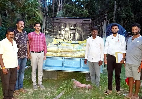 ಚಿಕ್ಕಮಗಳೂರು ತಾಲೂಕಿನ ಕೆಳಗೂರು ಸಮೀಪದ ದಿಣ್ಣೆಕೆರೆ ಗ್ರಾಮದಲ್ಲಿ ಸಮೃದ್ಧಿ ಅಂಕನಾಥೇಶ್ವರ ಗೊಬ್ಬರ ಕಂಪನಿಯ ಏಜೆಂಟ್ ತಿಪ್ಪೇಸ್ವಾಮಿ ಎಂಬುವವರು ರೈತರಿಗೆ ಸಿರಿ ಸಮೃದ್ಧಿ ಬಯೋ ಆರ್ಗ್ಯಾನಿಕ್ ಹೆಸರಿನಲ್ಲಿ ನಕಲಿ ಸಾವಯವ ಗೊಬ್ಬರವನ್ನು ಮಾರಾಟ ಮಾಡಲು ಮುಂದಾಗಿದ್ದ ವೇಳೆ ದಾಳಿ ನಡೆಸಿದ ಕೃಷಿ ಇಲಾಖೆ ಅಧಿಕಾರಿಗಳು ಗೊಬ್ಬರದ ಸಹಿತ ಆರೋಪಿಗಳನ್ನು ವಶಕ್ಕೆ ಪಡೆದಿದ್ದಾರೆ.
