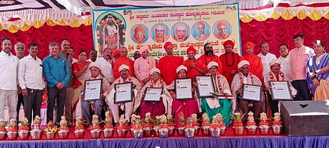 ನೆಲಮಂಗಲ ತಾಲೂಕಿನ ಸೋಂಪುರ ಹೋಬಳಿಯ ಹೊನ್ನಮ್ಮಗವಿ ಮಠದಲ್ಲಿ ಹಮ್ಮಿಕೊಂಡಿದ್ದ ಶಿವಾನುಭವ ಸಮ್ಮೇಳನದಲ್ಲಿ ಸಾಧಕರನ್ನು ಸನ್ಮಾನಿಸಲಾಯಿತು. ಶ್ರೀ ಸಿದ್ದಲಿಂಗ ಸ್ವಾಮೀಜಿ, ಶ್ರೀ ಮಲಯಶಾಂತಮುನಿ ದೇಶಿಕೇಂದ್ರ ಸ್ವಾಮೀಜಿ, ಶ್ರೀ ಸಿದ್ದರಾಜು ಸ್ವಾಮೀಜಿ, ಶ್ರೀ ಬಸವರಮಾನಂದ ಸ್ವಾಮೀಜಿ ಇತರರು ಇದ್ದರು.