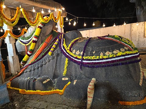 ಬೃಹತ್​ ಬಸವಣ್ಣ (ಎಮ್ಮೆ) ದೇವರಿಗೆ ಅಭಿಷೇಕ ಮತ್ತು ವಿಶೇಷ ಅಲಂಕಾರ ಮಾಡಿರುವುದು.