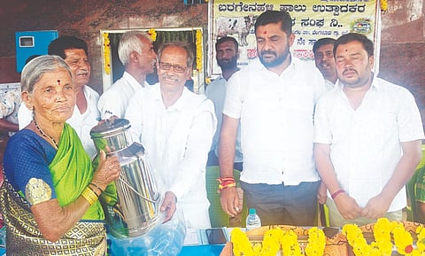 ಸೋಂಪುರ ಹೋಬಳಿ ಬರಗೇನಹಳ್ಳಿ ಡೇರಿ ಸದಸ್ಯರ ವಾರ್ಷಿಕ ಸಭೆಯಲ್ಲಿ ಬಮುಲ್​ ನಿರ್ದೇಶಕ ಬೈರೇಗೌಡ, ಸಂದ ಅಧ್ಯಕ್ಷ ಬಿ.ಸಿ.ಕುಮಾರಸ್ವಾಮಿ, ಉಪಾಧ್ಯೆ ಭಾಗ್ಯಮ್ಮ, ನಿರ್ದೇಶಕರಾದ ಜಿ.ಉಮೇಶ್​, ಜಿ.ಮಮತಾ, ಬಿ.ಎಚ್​.ಶಿವಣ್ಣ, ರಂಗಸ್ವಾಮಯ್ಯ, ನಟರಾಜು, ಬಿ.ಆರ್​.ಪುಟಂಗಯ್ಯ, ಮೋಹನ್​ ಕುಮಾರ್​, ಗಂಗಯ್ಯ ದೊಡ್ಡಮ್ಮ, ಹನುಮಕ್ಕ, ಚಿಕ್ಕ ಮಾರೇಗೌಡ ಇದ್ದರು.
