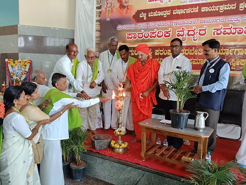 ನೆಲಮಂಗಲ ತಾಲೂಕಿನ ಶಿವಗಂಗೆಯ ಹೊನ್ನಮ್ಮದೇವಿ ಗವಿಮಠದಲ್ಲಿ ಹಮ್ಮಿಕೊಂಡಿದ್ದ ತರಬೇತಿ ಕಾರ್ಯಾಗಾರವನ್ನು ಶ್ರೀ ರುದ್ರಮುನಿ ಶಿವಾಚಾರ್ಯ ಸ್ವಾಮೀಜಿ ಉದ್ಘಾಟಿಸಿದರು. ಜಿ.ಮಹದೇವಯ್ಯ, ವೈದ್ಯರಾದ ಪ್ರೊ.ಹರೀಶ್​, ಡಿ.ರೂಪಾ, ರಾಷ್ಟ್ರೀಯ ಅಧ್ಯಕ್ಷ ಗೋಪಾಲಕೃಷ್ಣ, ಡಿ.ಜೆ.ಶಂಕರಪ್ಪ, ಬಿ.ರವಿಕುಮಾರ್​, ನೇರ್ಲಗೆ ಗುರುಸಿದ್ದಪ್ಪ ಇತರರು ಇದ್ದರು. 