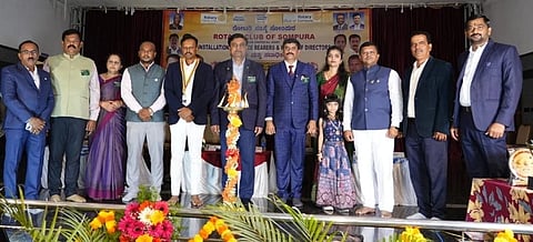 ಸೋಂಪುರದ ಬಿಆರ್​ಟಿ ಭವನದಲ್ಲಿ ಹಮ್ಮಿಕೊಂಡಿದ್ದ ರೋಟರಿ ಪದಗ್ರಹಣ ಕಾರ್ಯಕ್ರಮದಲ್ಲಿ ಜಿಲ್ಲಾ ಉಪ ಪ್ರಾಂತಪಾಲ ಉಮೇಶ್​, ಕಾರ್ಯದರ್ಶಿ ಪ್ರಸನ್ನ ಕುಮಾರ್​, ಪ್ರಮೀಳಾ ಶಿವಕುಮಾರ್​, ಉಮಾಶಂಕರ್​, ರಂಗಸ್ವಾಮಿ, ರಮೇಶ್​, ಕ್ಲಬ್​ನ ಕಾರ್ಯದರ್ಶಿ ವಿಶ್ವನಾಥ್​ಬಾಬು ಇತರರು ಇದ್ದರು.