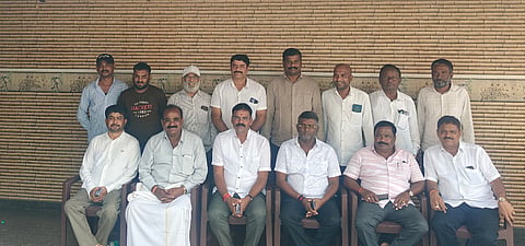 ನೆಲಮಂಗಲ ತಾಲೂಕು ಸೋಂಪುರ ಹೋಬಳಿಯ ಎಡೇಹಳ್ಳಿಯಲ್ಲಿ ಹಮ್ಮಿಕೊಂಡಿದ್ದ ಸುದ್ದಿಗೋಷ್ಠಿಯಲ್ಲಿ ಜೆಡಿಎಸ್​ ಮುಖಂಡರಾದ ಜಯಣ್ಣ, ಜಗಜ್ಯೋತಿ ಬಸವೇಶ್ವರ, ವೆಂಕಟೇಶ್​, ಪರಮೇಶ್​, ಶಶಿಧರ್​, ಮರಿಗೌಡ, ಜಗದೀಶ, ಸಂತೋಷ್​ ಕುಮಾರ್​, ಮಂಜುನಾಥ್​, ಕಿರಣ್​ ಇದ್ದರು. 