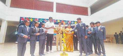 ದಾಬಸ್​ಪೇಟೆ ವಿಕೇರ್​ ಇಂಟರ್​ ನ್ಯಾಷನಲ್​ ಶಾಲೆಯಲ್ಲಿ ಎಐ ಮತ್ತು ರೋಬಾಟಿಕ್ಸ್​ ಘಟಕವನ್ನು ಸಿಐಎಸ್​ಎಫ್​ನ ಸಬ್​ಇನ್​ಸ್ಪೆಕ್ಟರ್​ ವಿಕಾಸ್​ ಕುಮಾರ್​ ಉದ್ಘಾಟಿಸಿದರು. ಪ್ರಾಂಶುಪಾಲೆ ಶಿಲ್ಪಾ, ಶಾಲಾ ಆಡಳಿತ ಮಂಡಳಿ ಕಾರ್ಯದರ್ಶಿ ಸ್ವರ್ಣಾಂಭ, ಶಿಕ್ಷಕರು, ಮಕ್ಕಳು ಇದ್ದರು.
