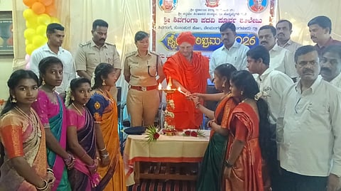 ಸೋಪುರ ಹೋಬಳಿ ಶಿವಗಂಗಾ ಪಿಯು ಕಾಲೇಜಿನಲ್ಲಿ ಹಮ್ಮಿಕೊಂಡಿದ್ದ ಸ್ವಾಗತ ಸಮಾರಂಭವನ್ನು ಶ್ರೀ ರುದ್ರಮುನಿ ಶಿವಾಚಾರ್ಯ ಸ್ವಾಮೀಜಿ ಉದ್ಘಾಟಿಸಿದರು. ಸುರೇಶ್​, ಕಾರ್ಯನಿರ್ವಹಣಾಧಿಕಾರಿ ಹರ್ಷಾ, ಶಿಕ್ಷಣಾಧಿಕಾರಿ ಹರೀಶ್​, ಪ್ರಾಂಶುಪಾಲ ರಾಜಕುಮಾರ್​, ಉಪನ್ಯಾಸಕ ಶ್ರೀನಿವಾಸ್​ ಇತರರು ಇದ್ದರು.