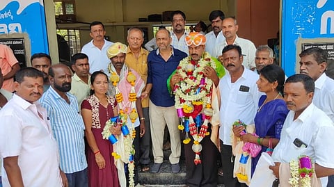 ಸಾಲಿಗ್ರಾಮ ಡೇರಿಗೆ ಆಯ್ಕೆಯಾದ ಅಧ್ಯಕ್ಷ ಎಸ್.ಆರ್.ಮಹೇಂದ್ರ, ಉಪಾಧ್ಯಕ್ಷ ಮಹೇಶ್ ಅವರನ್ನು ಜಿಲ್ಲಾ ಪಂಚಾಯಿತಿ ಮಾಜಿ ಅಧ್ಯಕ್ಷ ಸಾ.ರಾ.ನಂದೀಶ್ ಅಭಿನಂದಿಸಿದರು. ಡೇರಿ ನಿರ್ದೇಶಕರು, ಬೆಂಗಲಿಗರು ಇದ್ದರು. 