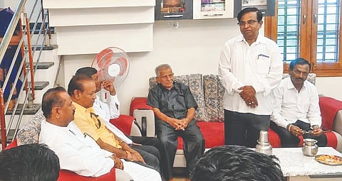 ನರೇಗಲ್ಲ ಪಟ್ಟಣದಲ್ಲಿ ಆಯೋಜಿಸಿದ್ದ ಮಾಸಿಕ ಮನೆಯಲ್ಲಿ ಮಹಾಮನೆ ಕಾರ್ಯಕ್ರಮದಲ್ಲಿ ಕೆ.ಎ. ಬಳಗೇರ ಉಪನ್ಯಾಸ ನೀಡಿದರು. ಸಿ.ವಿ. ವಂಕಲಕುಂಟಿ, ಶರಣಪ್ಪ ಹಂಜಿ, ಮುತ್ತಣ್ಣ ಕರಡಿ ಇತರರಿದ್ದರು.