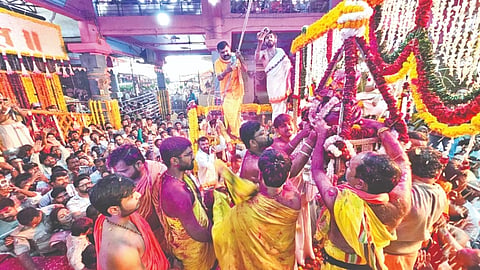 ಅಫಜಲಪುರ ತಾಲೂಕಿನ ದೇವಲ ಗಾಣಗಾಪುರದ ನಿರ್ಗುಣ ಮಠದಲ್ಲಿ ಗುರುವಾರ ಅಸಂಖ್ಯಾತ ಭಕ್ತರ ಜೈಘೋಷದ ಮಧ್ಯೆ ದತ್ತ ಮಹಾರಾಜರ ತೊಟ್ಟಿಲೋತ್ಸವ ನಡೆಯಿತು.