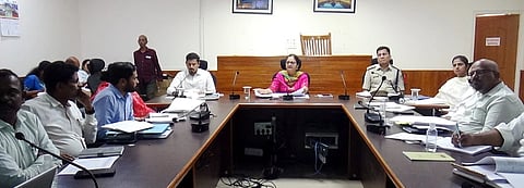 ಉಡುಪಿಯ ಜಿಲ್ಲಾಧಿಕಾರಿ ಕಚೇರಿಯಲ್ಲಿ ನಡೆದ ಸಭೆಯಲ್ಲಿ ಸ್ವರೂಪಾ ಟಿ.ಕೆ ಮಾತನಾಡಿದರು. ಅಬೀದ್​ ಗದ್ಯಾಳ, ಸುಧಾಕರ್​ ನಾಯಕ್​, ಎಸ್​.ಎಸ್​. ಕಾದ್ರೊಳ್ಳಿ, ರಶ್ಮಿ, ಮಹಾಂತೇಶ್​ ಹಂಗರಗಿ ಇತರರಿದ್ದರು.