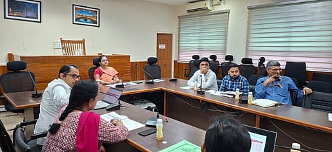 ಉಡುಪಿಯ ಡಿಸಿ ಕಚೇರಿಯಲ್ಲಿ ಆರೋಗ್ಯ ಇಲಾಖೆಯ ಅಧಿಕಾರಿಗಳೊಂದಿಗೆ ಸ್ವರೂಪಾ ಟಿ.ಕೆ. ಸಭೆ ನಡೆಸಿದರು. ಮಹಾಂತೇಶ್​ ಹಂಗರಗಿ, ಡಾ. ಬಸವರಾಜ ಹುಬ್ಬಳ್ಳಿ, ಡಾ.ಪ್ರಶಾಂತ್​ ಭಟ್​, ಡಾ. ನಾಗರತ್ನಾ ಇತರರಿದ್ದರು.
