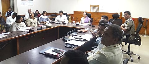 ಉಡುಪಿಯ ಡಿಸಿ ಕಚೇರಿಯಲ್ಲಿ ಮಳೆಗಾಲದ ಸಿದ್ಧತೆ ಕುರಿತ ಸಭೆಯಲ್ಲಿ ಸ್ವರೂಪಾ ಟಿ.ಕೆ. ಮಾತನಾಡಿದರು. ಅಬೀದ್​ ಗದ್ಯಾಳ, ವಿವಿಧ ಇಲಾಖಾ ಅಧಿಕಾರಿಗಳಿದ್ದರು.