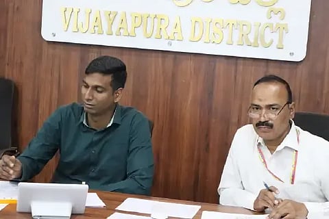 ವಿಜಯಪುರ ಜಿಲ್ಲಾಡಳಿತ ಕಚೇರಿ ಸಭಾಂಗಣದಲ್ಲಿ ಜಿಲ್ಲಾಧಿಕಾರಿ ಡಾ.ಆನಂದ ಕೆ ವಿಡಿಯೋ ಸಂವಾದ ನಡೆಸಿದರು. ಅಪರ ಜಿಲ್ಲಾಧಿಕಾರಿ ಡಾ.ಔದ್ರಾಮ್ ಇದ್ದಾರೆ.