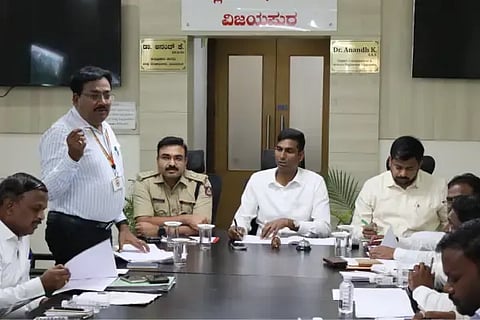 ವಿಜಯಪುರ ಜಿಲ್ಲಾಡಳಿತ ಕಚೇರಿ ಸಭಾಂಗಣದಲ್ಲಿ ಜಿಲ್ಲಾಧಿಕಾರಿ ಆನಂದ ಕೆ. ಅವರು ಕರ್ನಾಟಕ ಪರಿಶಿಷ್ಟ ಜಾತಿ- ಪರಿಶಿಷ್ಟ ಪಂಗಡದ ಅಲೆಮಾರಿ ಸಮುದಾಯಗಳ ಒಂದನೇ ತ್ರೈಮಾಸಿಕ ಪ್ರಗತಿ ಪರಿಶೀಲನಾ ಸಭೆ ನಡೆಸಿದರು. ಜಿಪಂ ಸಿಇಒ ರಿಷಿ ಆನಂದ, ಎಸ್‌ಪಿ ಲಕ್ಷ್ಮಣ ನಿಂಬರಗಿ ಇತರರಿದ್ದಾರೆ.