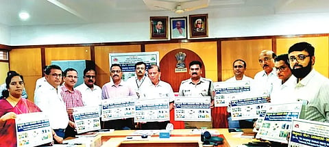 ದಾವಣಗೆರೆ ಜಿಲ್ಲಾಧಿಕಾರಿ ಕಚೇರಿ ಸಭಾಂಗಣದಲ್ಲಿ ಸೋಮವಾರ, ವಿವಿಧ ಇಲಾಖೆಗಳೊಂದಿಗೆ ಆಯೋಜಿಸಿದ್ದ ಅಂತರಇಲಾಖಾ ಸಮನ್ವಯ ಸಮಿತಿ ಸಭೆಯಲ್ಲಿ ಡೆಂಘಿ ದಿನಾಚರಣೆಯ ಭಿತ್ತಿಪತ್ರಗಳನ್ನು ಬಿಡುಗಡೆ ಮಾಡಲಾಯಿತು. ಜಿಲ್ಲಾಧಿಕಾರಿ ಜಿ.ಎಂ. ಗಂಗಾಧರಸ್ವಾಮಿ, ಎಸ್ಪಿ ಎಚ್.ಟಿ. ಶೇಖರ್, ಎಡಿಸಿ ಶೀಲವಂತ ಶಿವಕುಮಾರ್, ಡಾ.ಷಣ್ಮುಖಪ್ಪ ಇತರರಿದ್ದರು. 