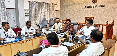 ಕಲಬುರಗಿ ಜಿಲ್ಲಾಧಿಕಾರಿ ಕಚೇರಿ ಸಭಾಂಗಣದಲ್ಲಿ ಎಸ್​ಐಆರ್​ ಕುರಿತು ರಾಜಕೀಯ ಪಕ್ಷಗಳ ಪ್ರತಿನಿಧಿಗಳೊಂದಿಗೆ ಜಿಲ್ಲಾ ಚುನಾವಣಾಧಿಕಾರಿ ಇಕ್ರಮ್​ ಶರೀಫ್​ ಬುಧವಾರ ಸಭೆ ನಡೆಸಿದರು. ಅಪರ ಜಿಲ್ಲಾಧಿಕಾರಿ ರಾಯಪ್ಪ ಹುಣಸಗಿ, ಐಎಎಸ್​ ಪ್ರೊಬೇಷನರ್​ ಅಧಿಕಾರಿ ಶಿಖರ್​ ಮೋಘಾ ಇದ್ದರು.