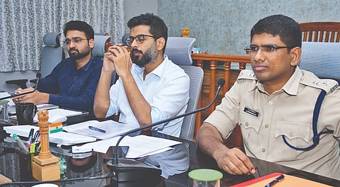 ಕಲಬುರಗಿ ಡಿಸಿ ಕಚೇರಿಯಲ್ಲಿ ಬುಧವಾರ ನಡೆದ ಜಿಲ್ಲಾ ರಸ್ತೆ ಸುರಕ್ಷತಾ ಸಮಿತಿ ಸಭೆಯಲ್ಲಿ ಜಿಲ್ಲಾಧಿಕಾರಿ ಇಕ್ರಮ್​ ಶರೀಫ್​, ಪಾಲಿಕೆ ಆಯುಕ್ತ ಅವಿನಾಶ ಶಿಂಧೆ, ಎಸ್ಪಿ ಅಡ್ಡೂರು ಶ್ರೀನಿವಾಸಲು ಇದ್ದರು.