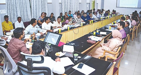 ಕಲಬುರಗಿಯಲ್ಲಿ ಗುರುವಾರ ಮಹಿಳಾ ಮತ್ತು ಮಕ್ಕಳ ಅಭಿವೃದ್ಧಿ ಇಲಾಖೆ ವಿವಿಧ ಯೋಜನೆಗಳ ಸಮನ್ವಯ ಸಮಿತಿ ಸಭೆ ಜಿಲ್ಲಾಧಿಕಾರಿ ಇಕ್ರಮ್​ ಶರೀಫ್​ ಅಧ್ಯಕ್ಷತೆಯಲ್ಲಿ ನಡೆಯಿತು.