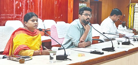 ಕಲಬುರಗಿ ಡಿಸಿ ಕಚೇರಿಯಲ್ಲಿ ಸರ್ಕಾರಿ ವಸತಿಶಾಲೆ ಪ್ರಾಂಶುಪಾಲರು, ವಾರ್ಡನ್​ಗಳ ಜತೆಗೆ ಬುಧವಾರ ನಡೆದ ಸಭೆಯಲ್ಲಿ ಜಿಲ್ಲಾಧಿಕಾರಿ ಇಕ್ರಮ್​ ಶರೀಫ್​ ಮಾತನಾಡಿದರು. ಪ್ರೀತಿ ದೊಡ್ಡಮನಿ, ಸಂಗಮೇಶ ಇದ್ದರು.