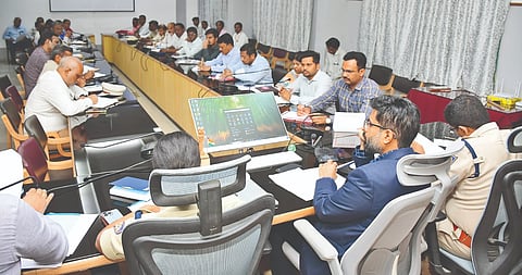 ಕಲಬುರಗಿಯಲ್ಲಿ ಗುರುವಾರ ಕರೆದಿದ್ದ ಕಲ್ಯಾಣ ಕರ್ನಾಟಕ ಉತ್ಸವ ಪೂರ್ವಭಾವಿ ಸಭೆಯಲ್ಲಿ ಜಿಲ್ಲಾಧಿಕಾರಿ ಇಕ್ರಮ್​ ಶರೀಫ್​, ಎಸ್​ಪಿ ಅಡ್ಡೂರು ಶ್ರೀನಿವಾಸುಲು, ಪಾಲಿಕೆ ಆಯುಕ್ತ ಅವಿನಾಶ ಶಿಂಧೆ, ಡಿಸಿಪಿ ಶಾಲು, ಅಪರ ಡಿಸಿ ರಾಯಪ್ಪ ಹುಣಸಗಿ, ಎಸಿ ರಿತಿಕಾ ವರ್ಮಾ ಇದ್ದರು.