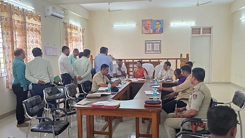ಭಟ್ಕಳ ತಾಲೂಕು ಆಡಳಿತ ಸೌಧದಲ್ಲಿ ಜಿಲ್ಲಾಧಿಕಾರಿ ನೇತೃತ್ವದಲ್ಲಿ (Highway) ಅಧಿಕಾರಿಗಳ ಸಭೆ ನಡೆಯಿತು. ಸಾಜಿದ್ ಮುಲ್ಲಾ, ಜೆ. ಮಹೇಶ, ನಾಗೇಂದ್ರ ಕೊಳಶೆಟ್ಟಿ, ಶ್ರೀನಿವಾಸ, ಸುದೇಶ ಇತರರಿದ್ದರು.