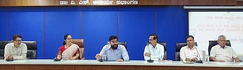 ಉಡುಪಿಯ ಜಿಪಂ ಸಭಾಭವನದಲ್ಲಿ ನಡೆದ ಸಭೆಯಲ್ಲಿ ಪ್ರತೀಕ್​ ಬಾಯಲ್​ ಮಾತನಾಡಿದರು. ಸ್ವರೂಪಾ ಟಿ.ಕೆ., ಶ್ರೀವಾಸ್​ ರಾವ್​, ಉದಯಕುಮಾರ್​ ಇದ್ದರು.