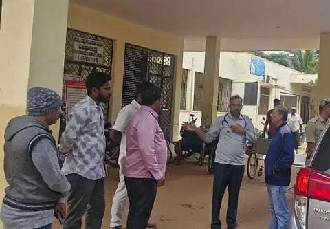  ದಾವಣಗೆರೆ ಜಿಲ್ಲಾಧಿಕಾರಿ ಜಿ.ಎಂ.ಗಂಗಾಧರಸ್ವಾಮಿ ಅವರು ಚನ್ನಗಿರಿ ತಾಲೂಕು ಆಸ್ಪತ್ರೆಗೆ ಗುರುವಾರ ದಿಢೀರ್ ಭೇಟಿ ನೀಡಿ ಪರಿಶೀಲನೆ ನಡೆಸಿದರು. ತಾಲೂಕು ಆಸ್ಪತ್ರೆ ಆಡಳಿತಾಧಿಕಾರಿ ಡಾ. ಚಂದ್ರಪ್ಪ ಇತರರಿದ್ದರು.  ----