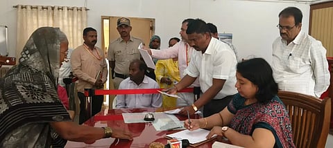 District ಜಿಲ್ಲಾಧಿಕಾರಿ ಸ್ನೇಹಲ್ ಆರ್. ಹುಬ್ಬಳ್ಳಿಯಲ್ಲಿ ಸಾರ್ವಜನಿಕರಿಂದ ಅಹವಾಲು ಸ್ವೀಕರಿಸಿದರು.