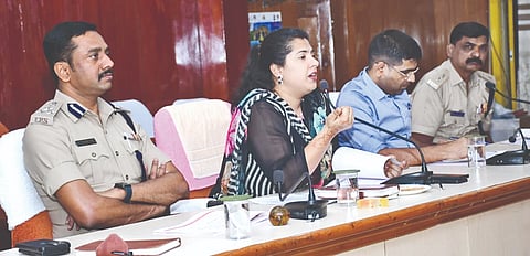 ಕಲಬುರಗಿ ಜಿಲ್ಲಾಧಿಕಾರಿ ಕಚೇರಿ ಸಭಾಂಗಣದಲ್ಲಿ ಐಒಸಿಎಲ್, ಎಚ್‌ಪಿಸಿಎಲ್, ಬಿಪಿಸಿಎಲ್ ಕಂಪನಿ ಅಧಿಕಾರಿಗಳು ಮತ್ತು ಡೀಲರ್‌ಗಳೊಂದಿಗೆ ಡಿಸಿ ಫೌಜಿಯಾ ತರನ್ನುಮ್ ಮಂಗಳವಾರ ಸಭೆ ನಡೆಸಿದರು. ಭಂವರ್‌ಸಿAಗ್ ಮೀನಾ, ಡಾ.ಎಸ್.ಡಿ.ಶರಣಪ್ಪ, ಮಹೇಶ ಮೇಘಣ್ಣವರ್ ಇದ್ದರು.