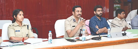 ಸಿವಿಲ್​ ಪೊಲೀಸ್​ ಪೇದೆ ನೇಮಕಾತಿ ಲಿಖಿತ ಪರೀಕ್ಷೆ ಹಿನ್ನೆಲೆಯಲ್ಲಿ ಕಲಬುರಗಿ ಡಿಸಿ ಕಚೇರಿಯಲ್ಲಿ ಬುಧವಾರ ಕರೆದಿದ್ದ ಪೂರ್ವಭಾವಿ ಸಭೆಯಲ್ಲಿ ನಗರ ಪೊಲೀಸ್​ ಆಯುಕ್ತ ಡಾ.ಶರಣಪ್ಪ ಎಸ್​.ಡಿ. ಮಾತನಾಡಿದರು. ಡಿಸಿ ಇಕ್ರಮ್​ ಶರೀಫ್​, ಎಸ್​ಪಿ ಅಡ್ಡೂರು ಶ್ರೀನಿವಾಸುಲು, ಡಿಸಿಪಿ ಶಾಲು ಇತರರಿದ್ದ