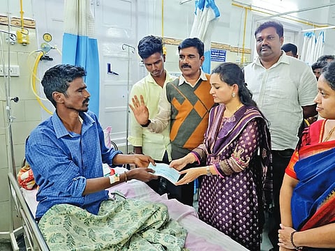 check ಹುಬ್ಬಳ್ಳಿಯ ಆಸ್ಪತ್ರೆಯಲ್ಲಿ ಇನಾಂವೀರಾಪುರ ದೌರ್ಜನ್ಯ ಪ್ರಕರಣದಲ್ಲಿ ಗಾಯಗೊಂಡಿರುವ ವಿವೇಕಾನಂದ ದೊಡ್ಡಮನಿ ಕುಟುಂಬದವರಿಗೆ ಜಿಲ್ಲಾಧಿಕಾರಿ ದಿವ್ಯಪ್ರಭು ಅವರು ಪರಿಹಾರ ಚೆಕ್​ ನೀಡಿದರು.