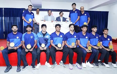 ನಗರದ ಕಂಠೀರವ ಕ್ರೀಡಾಂಗಣದಲ್ಲಿನ ಒಲಿಂಪಿಕ್​ ಭವನದಲ್ಲಿ ಬಾಸ್ಕೆಟ್​ಬಾಲ್​ ಕ್ರೀಡಾಪಟುಗಳನ್ನು ಡಿಸಿಎಂ ಡಾ. ಜಿ. ಪರಮೇಶ್ವರ್​ ಅಭಿನಂದಿಸಿದರು. 