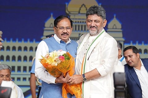 ಸಿಎಂ ಡಿ.ಕೆ.ಶಿವಕುಮಾರ್ ಪ್ರೀತಿಯ ಅಪ್ಪುಗೆಯಲ್ಲಿ ಪರಮೇಶ್ವರ್.
