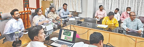 ಕಲಬುರಗಿ ಕೋಟೆ ಅಭಿವೃದ್ಧಿಗೆ ಸಂಬಂಧಿಸಿದಂತೆ ಪ್ರವಾಸೋದ್ಯಮ ಇಲಾಖೆ ಅಧಿಕಾರಿಗಳೊಂದಿಗೆ ಜಿಲ್ಲಾಧಿಕಾರಿ ಬಿ.ಫೌಜಿಯಾ ತರನ್ನುಮ್​ ಗುರುವಾರ ಸಭೆ ನಡೆಸಿದರು. ಅವಿನಾಶ ಶಿಂಧೆ, ಅಡ್ಡೂರು ಶ್ರೀನಿವಾಸಲು, ಸಾಹಿತ್ಯ, ರಾಯಪ್ಪ ಹುಣಸಗಿ ಇದ್ದರು.