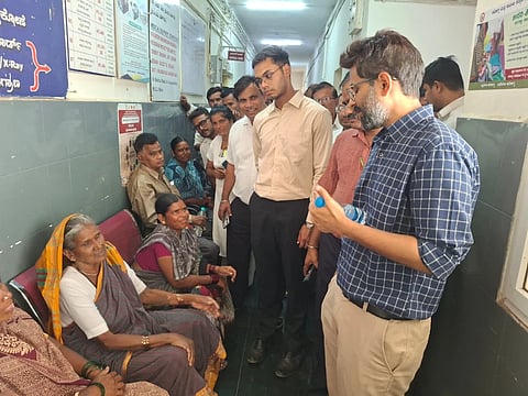 ಕಲಬುರಗಿ ಜಿಲ್ಲೆಯ ಚಿತ್ತಾಪೂರ್​ ತಾಲೂಕು ಸಾರ್ವಜನಿಕ ಆಸ್ಪತ್ರೆಗೆ ಗುರುವಾರ ಭೇಟಿ ನೀಡಿದ ಜಿಲ್ಲಾಧಿಕಾರಿ ಇಕ್ರಮ್​ ಶರೀಫ್​ ಅವರು ಆಸ್ಪತ್ರೆಯಲ್ಲಿನ ವ್ಯವಸ್ಥೆ ಕುರಿತು ರೋಗಿಗಳಿಂದ ಮಾಹಿತಿ ಪಡೆದರು. ಪ್ರೊಬೇಷನರ್​ ಐಎಎಸ್​ ಅಧಿಕಾರಿ ಶಿಖರ ಮೋಘಾ, ತಹಶೀಲ್ದಾರ್​ ನಾಗಯ್ಯ ಹಿರೇಮಠ್​, ಸಹಾಯಕ ಆಯುಕ್ತ ಪ್ರಭುರೆಡ್ಡಿ ಇತರರಿದ್ದರು.