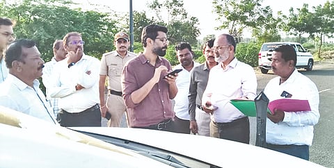 ಶಹಾಬಾದ್​ ರಸ್ತೆಯ ನಂದೂರು&ಕೆಸರಟಗಿ ವಸಾಹತು ಪ್ರದೇಶದ 3ನೇ ಹಂತದಲ್ಲಿ ವಿವಿಧ ಘಟಕಗಳಿಗೆ ಬುಧವಾರ ಭೇಟಿ ನೀಡಿದ ಜಿಲ್ಲಾಧಿಕಾರಿ ಇಕ್ರಮ್​ ಶರೀಫ್​ ಪರಿಶೀಲನೆ ನಡೆಸಿ, ಅಧಿಕಾರಿಗಳೊಂದಿಗೆ ಚರ್ಚಿಸಿದರು. ಅಬ್ದುಲ್​ ಅಜೀಮ್​, ನಾಗೇಶ, ಪರಮೇಶ, ಅನೀಲ, ಪ್ರಕಾಶ, ಬಿ.ವಿಠ್ಠಲರಾಜು, ರಾವೇಂದ್ರ ಹೊಸಮನಿ ಇತರರಿದ್ದರು.