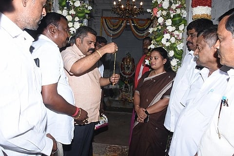  ತುಮಕೂರು ತಾಲೂಕಿನ ಹೆತ್ತೇನಹಳ್ಳಿ ಮಾರಮ್ಮ ದೇವಿಗೆ ಮಾಜಿ ಶಾಸಕ ಡಿ.ಸಿ.ಗೌರಿಶಂಕರ್​ ತಾಳಿ ಸಮರ್ಪಿಸಿದರು. 