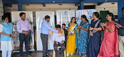 ಎಸ್​ಎಸ್​ಎಲ್​ಸಿ ಪರೀಕ್ಷೆಯಲ್ಲಿ 625 ಅಂಕ ಗಳಿಸಿ ರಾಜ್ಯಕ್ಕೆ ಪ್ರಥಮ ಸ್ಥಾನ ಗಳಿಸಿದ ಕುಂದಾಪುರ ತಾಲೂಕಿನ ಶಂಕರನಾರಾಯಣದ ಮದರ್​ ಥೆರೆಸಾ ಮೆಮೋರಿಯಲ್​ ಪ್ರೌಢಶಾಲೆಯ ವಿದ್ಯಾರ್ಥಿ ಪ್ರೀತಮ್​ ಜಿ. ಪೂಜಾರಿಯನ್ನು ಶಾಲೆಯಲ್ಲಿ ಜಿಲ್ಲಾ ಶಾಲಾ ಶಿಕ್ಷಣ ಇಲಾಖೆಯ ಉಪನಿರ್ದೇಶಕ ಲೋಕೇಶ್​ ಸಿ. ಸನ್ಮಾನಿಸಿ ಗೌರವಿಸಿದರು. ಕುಂದಾಪುರದ ಬಿಇಒ ಶೋಭಾ ಎಚ್​. ಶೆಟ್ಟಿ, ತಾಲೂಕು ಎಸ್​ಎಸ್​ಎಲ್​ಸಿ ನೋಡಲ್​ ಅಧಿಕಾರಿ ರಾಜ ಖಾರ್ವಿ, ಶಿಕ್ಷಣ ಸಂಯೋಜಕ ಶೇಖರ್​ ಯು., ಶಾಲೆಯ ಸಂಸ್ಥಾಪಕಿಯರಾದ ರೆನಿಟಾ ಲೋಬೋ, ಶಮಿತಾ ರಾವ್​, ಶಾಲೆಯ ಶಿಕ್ಷಕಿಯರು ಹಾಗೂ ವಿದ್ಯಾರ್ಥಿಯ ತಾಯಿ ನಾಗರತ್ನಾ ಉಪಸ್ಥಿತರಿದ್ದರು.