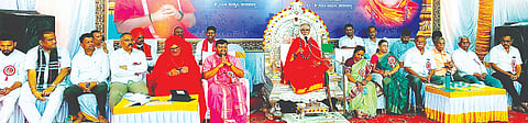 ಹರಪನಹಳ್ಳಿ ತೆಗ್ಗಿನಮಠ ಸಂಸ್ಥಾನದ ಆವರಣದಲ್ಲಿ ಡಾ.ಚಂದ್ರಮೌಳೀಶ್ವರ ಶಿವಾಚಾರ್ಯ ಸ್ವಾಮೀಜಿ ಪುಣ್ಯಾರಾಧನೆ ಕಾರ್ಯಕ್ರಮದಲ್ಲಿ ಬಾಳೆಹೊನ್ನೂರು ಶ್ರೀ ರಂಭಾಪುರಿ ಡಾ.ವೀರಸೋಮೇಶ್ವರ ಜಗದ್ಗುರುಗಳು ಆಶೀರ್ವಚನ ನೀಡಿದರು.